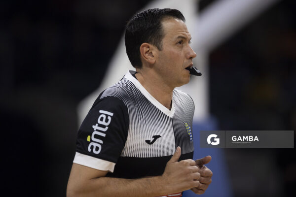 Andrés Bartel, árbitro. Liga Uruguaya de Básquetbol. Antel Arena.
