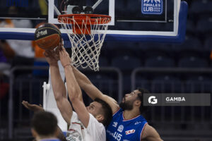 Agustín Zuvich, de Aguada. Joao Pereira, de Nacional. Liga Uruguaya de Básquetbol. Antel Arena.