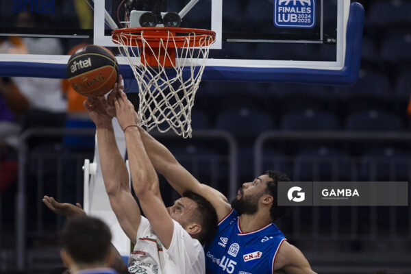 Agustín Zuvich, de Aguada. Joao Pereira, de Nacional. Liga Uruguaya de Básquetbol. Antel Arena.