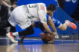 Joaquín Osimani, de Aguada. Gastón Semiglia, de Nacional. Liga Uruguaya de Básquetbol. Antel Arena.