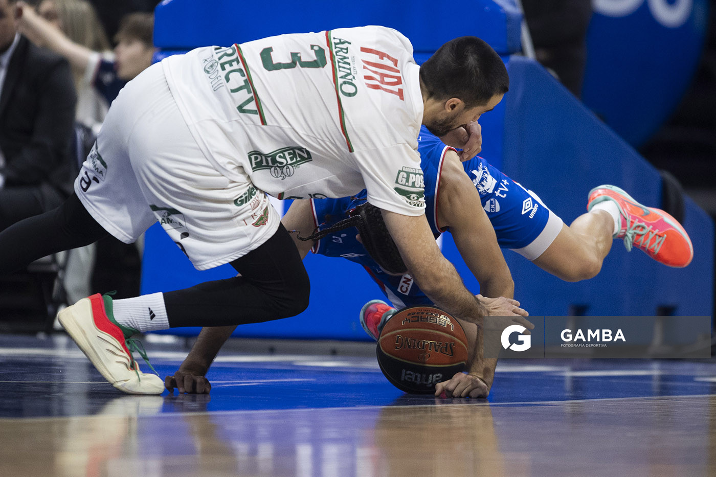 Joaquín Osimani, de Aguada. Gastón Semiglia, de Nacional. Liga Uruguaya de Básquetbol. Antel Arena.