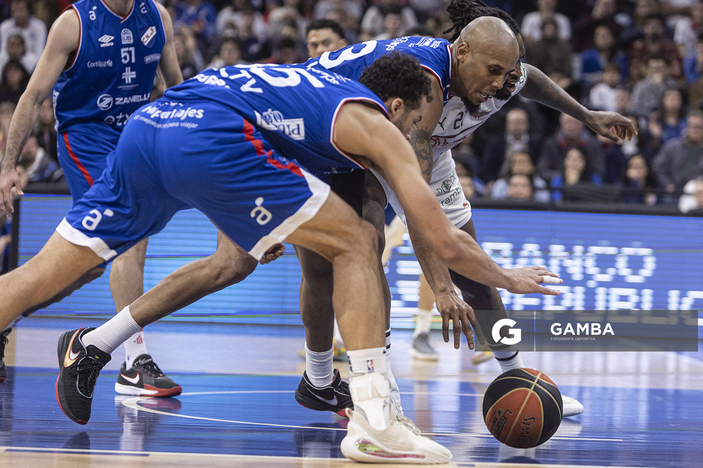 Joao Pereira y Ernesto Oglivie, de Nacional. Liga Uruguaya de Básquetbol. Antel Arena.