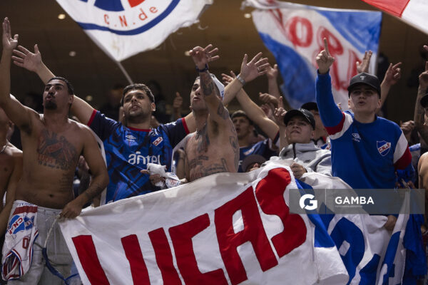 Hinchas de Nacional. Liga Uruguaya de Básquetbol. Antel Arena.