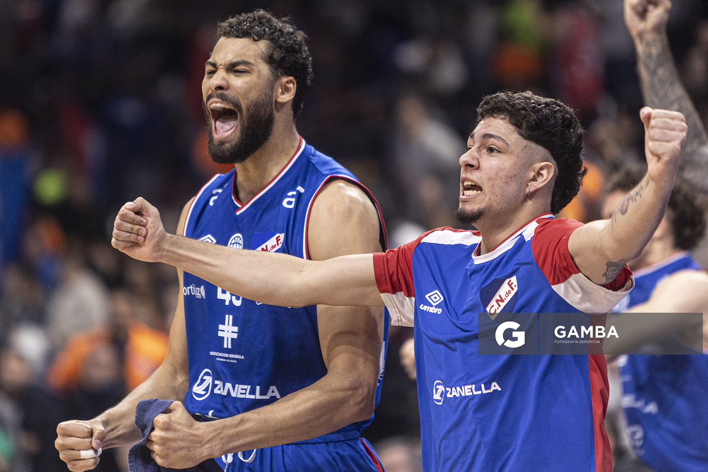 Joao Pereira y Agustín Méndez, de Nacional. Liga Uruguaya de Básquetbol. Antel Arena.