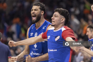 Joao Pereira y Agustín Méndez, de Nacional. Liga Uruguaya de Básquetbol. Antel Arena.