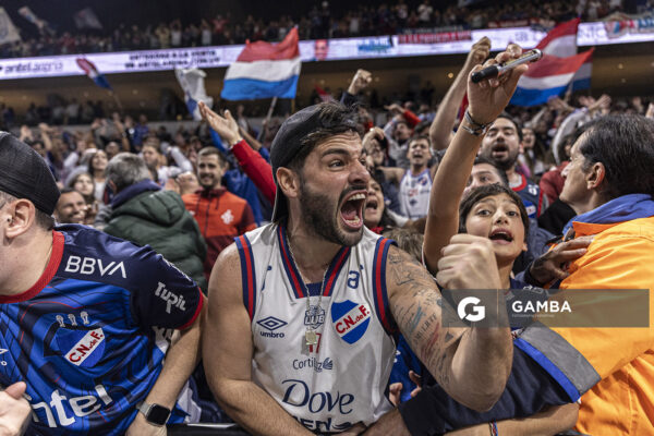 Hinchas de Nacional. Liga Uruguaya de Básquetbol. Antel Arena.