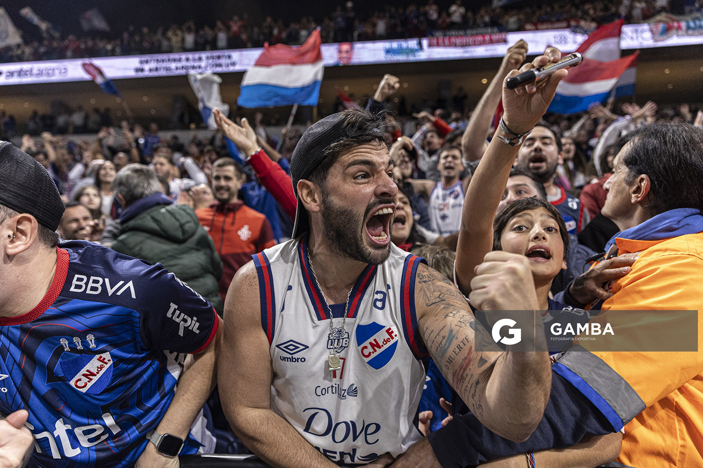 Hinchas de Nacional. Liga Uruguaya de Básquetbol. Antel Arena.