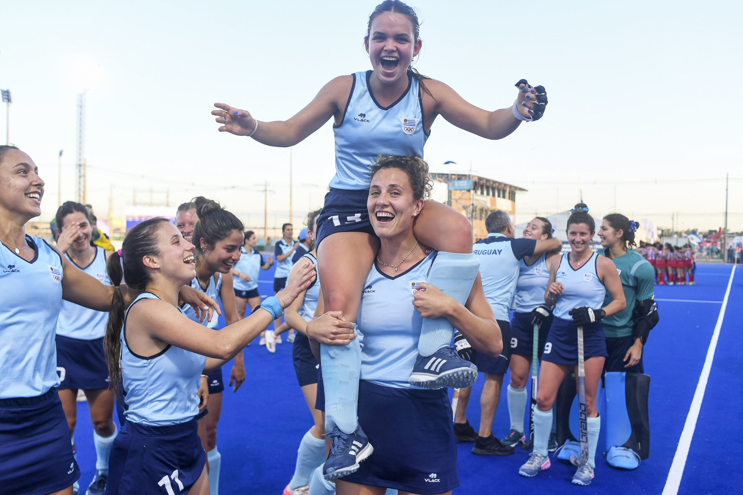 ©Sandro Pereyra-20221012SP-0935./ Las jugadoras de la selección uruguaya de Hockey (Las Cimarronas), tras la obtención de la medalla de bronce en Hockey femenino de los XII Juegos Suramericanos Asunción 2022, el 12 de octubre de 2022 en el Comité Olímpico Paraguayo, en Paraguay. / Foto: Sandro Pereyra, Agencia Gamba.-