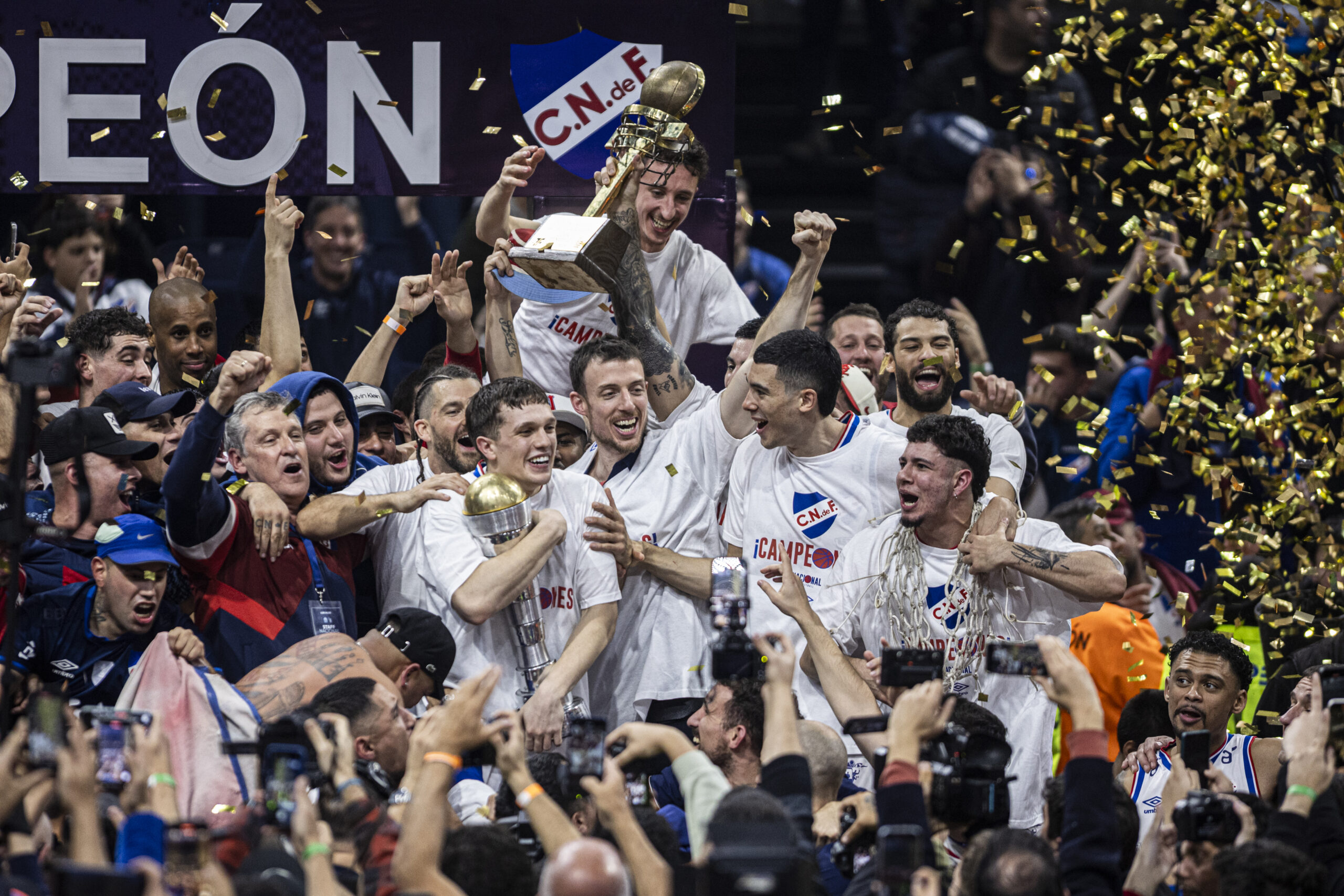 Ernesto Ryan-20250601ER-0049./ Nacional Campeón de la Liga Uruguaya de Básquetbol 2024 - 2025, al vencer a Aguada en el séptimo juego y sellar la serie final 4 - 3, el 1 de junio de 2025 en el Antel Arena, en Montevideo./ Foto: Ernesto Ryan, Agencia Gamba.-