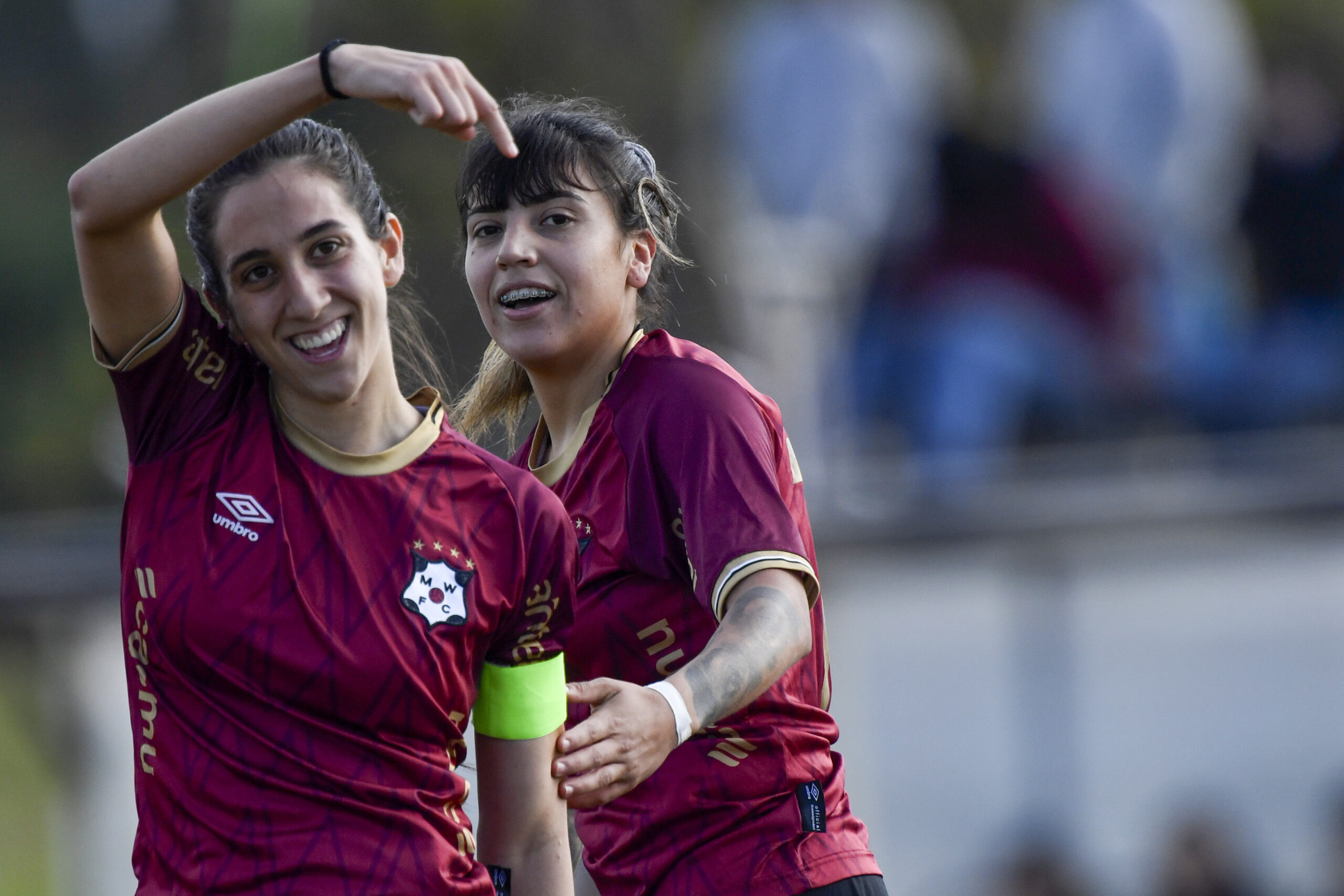 Fernando Morán-20250608FM-0479./ Tamara Ocampo(D), de Wanderers, junto a Valentina Da Silva, tras convertir el segundo gol de su equipo durante el partido Liverpool vs Wanderers por la quinta fecha del Torneo Clasificatorio del Campeonato Uruguayo de Fútbol Femenino, el 8 de junio de 2025 en el Parque Ancap, en Montevideo. / Foto: Fernando Morán, Agencia Gamba.-