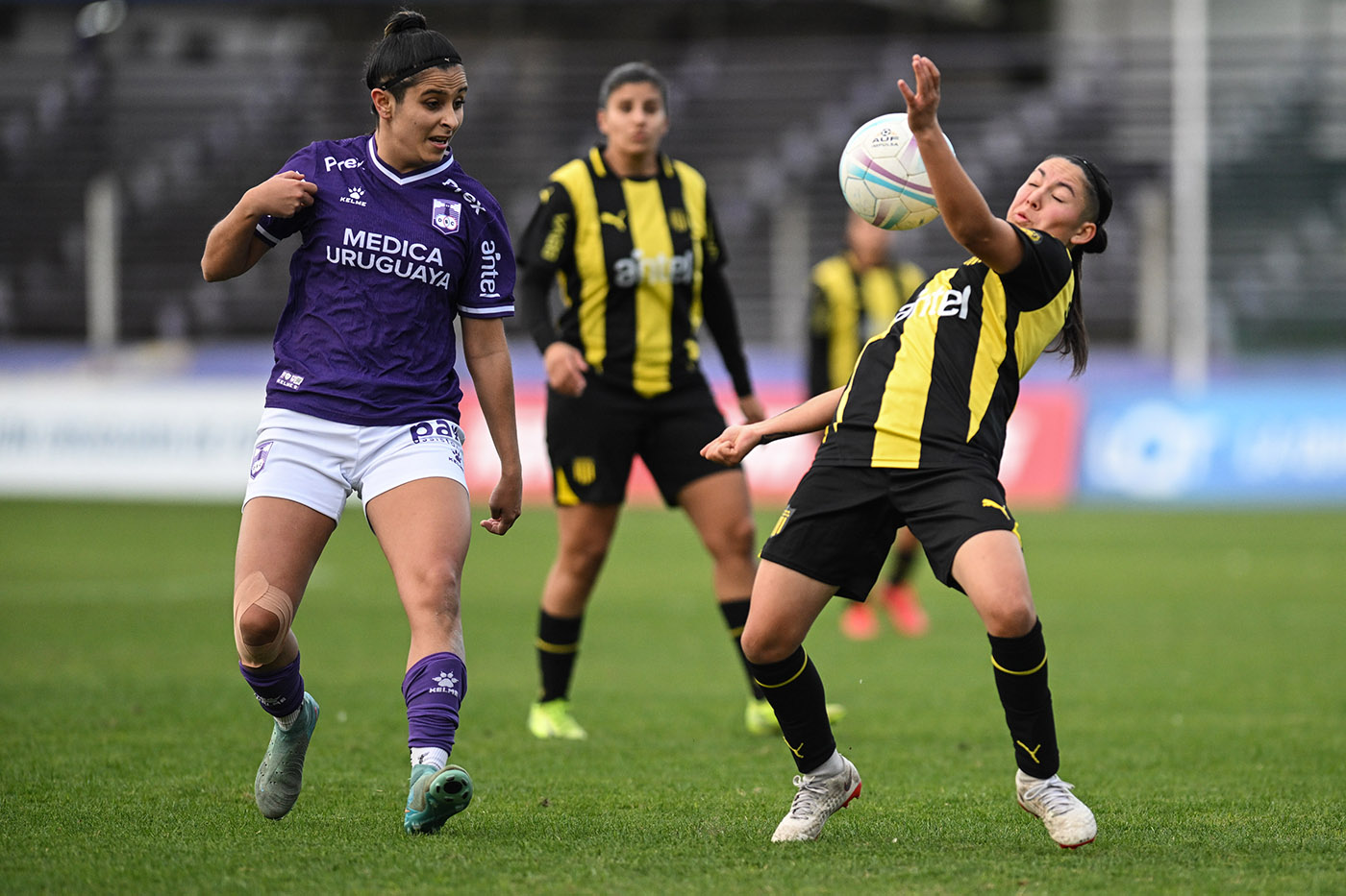 Defensor 0 - Peñarol 1. F6TC25.
