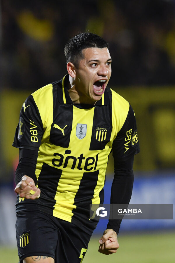 Diego García, de Peñarol. Torneo Intermedio. Estadio Antonio Ubilla.