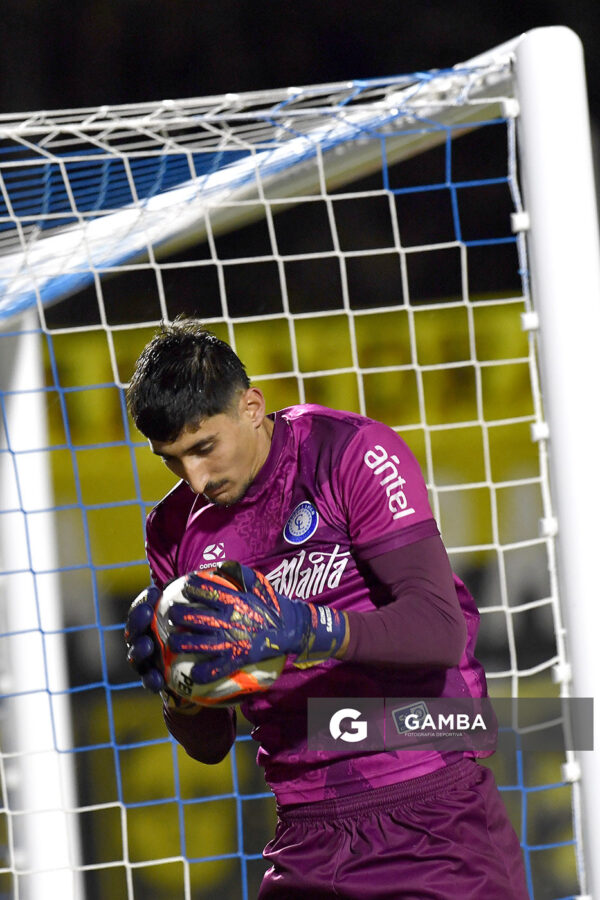 Gino Santilli, golero de Cerro Largo. Torneo Intermedio. Estadio Antonio Ubilla.