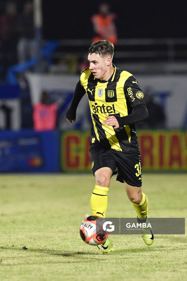 Leandro Umpiérrez, de Peñarol. Torneo Intermedio. Estadio Antonio Ubilla.