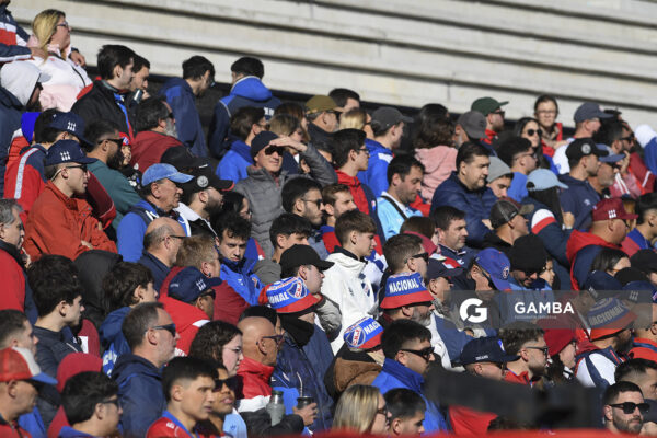 Hinchas de Nacional. Torneo Intermedio. Estadio Parque Alfredo V. Viera.