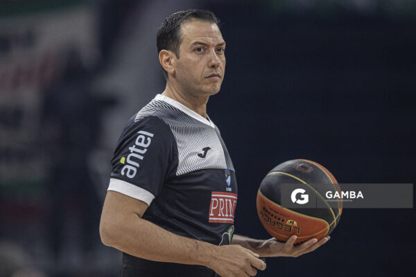 Andrés Bartel, árbitro. Liga Uruguaya de Básquetbol. Antel Arena.