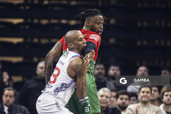 Ernesto Oglivie, de Nacional. Frank Hassell, de Aguada. Liga Uruguaya de Básquetbol. Antel Arena.