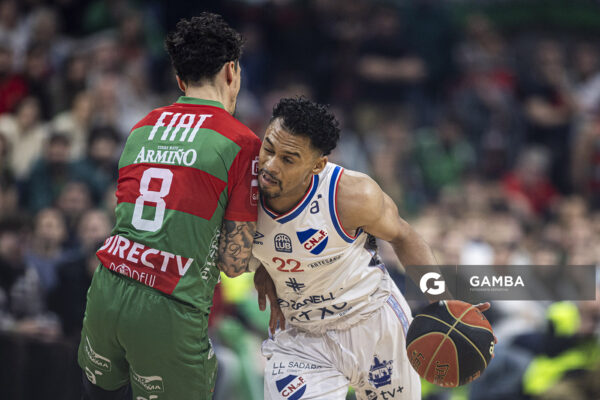 Michael Smith, de Nacional. Liga Uruguaya de Básquetbol. Antel Arena.