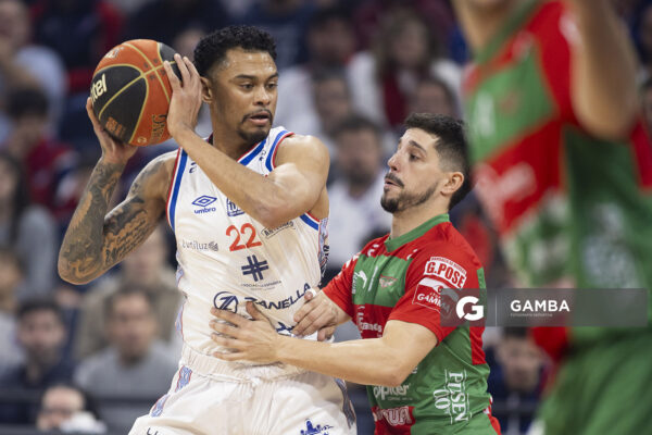 Michael Smith, de Nacional. Liga Uruguaya de Básquetbol. Antel Arena.