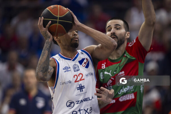 Michael Smith, de Nacional. Liga Uruguaya de Básquetbol. Antel Arena.