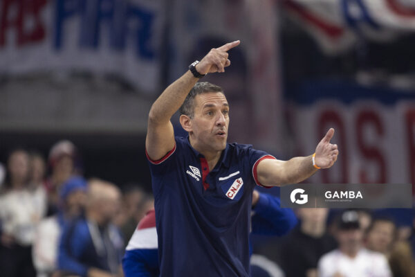 Álvaro Ponce, director técnico de Nacional. Liga Uruguaya de Básquetbol. Antel Arena.