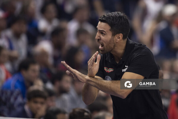Germán Cortizas, director técnico de Aguada. Liga Uruguaya de Básquetbol. Antel Arena.