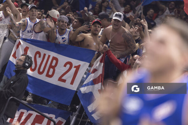 Hinchas de Nacional. Liga Uruguaya de Básquetbol. Antel Arena.