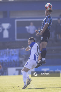 Enzo Castillo, de Liverpool. Torneo Intermedio. Estadio Belvedere.