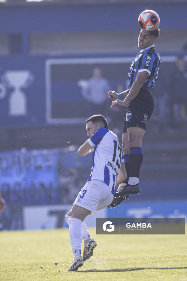 Enzo Castillo, de Liverpool. Torneo Intermedio. Estadio Belvedere.