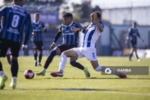 Kevin Amaro, de Liverpool. Facundo Parada, de Cerro Largo. Torneo Intermedio. Estadio Belvedere.