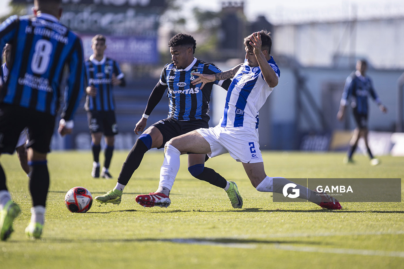 Kevin Amaro, de Liverpool. Facundo Parada, de Cerro Largo. Torneo Intermedio. Estadio Belvedere.