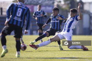 Kevin Amaro, de Liverpool. Facundo Parada, de Cerro Largo. Torneo Intermedio. Estadio Belvedere.