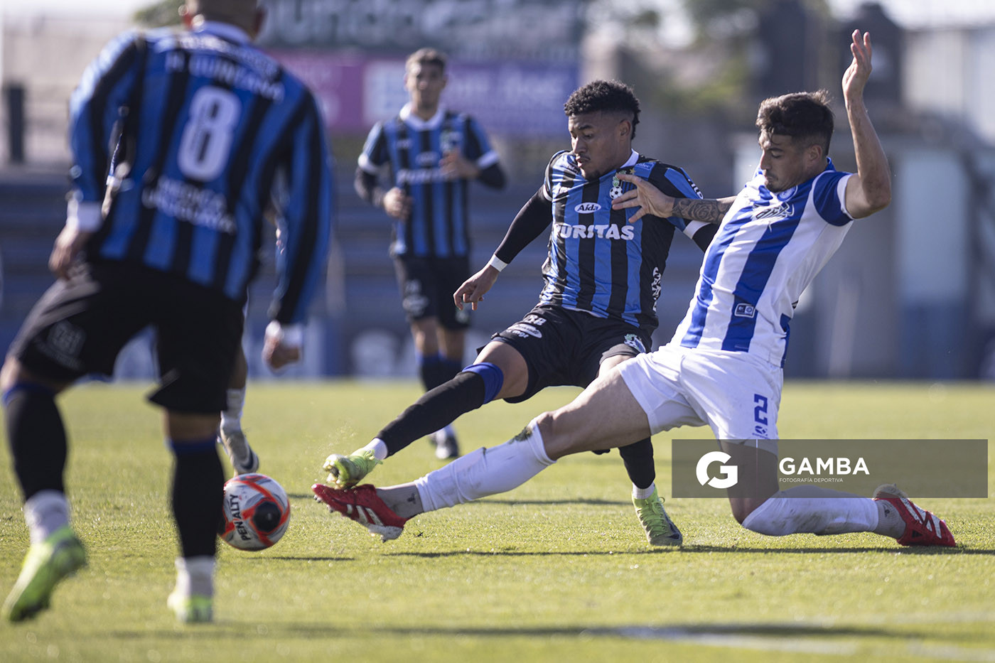 Kevin Amaro, de Liverpool. Facundo Parada, de Cerro Largo. Torneo Intermedio. Estadio Belvedere.