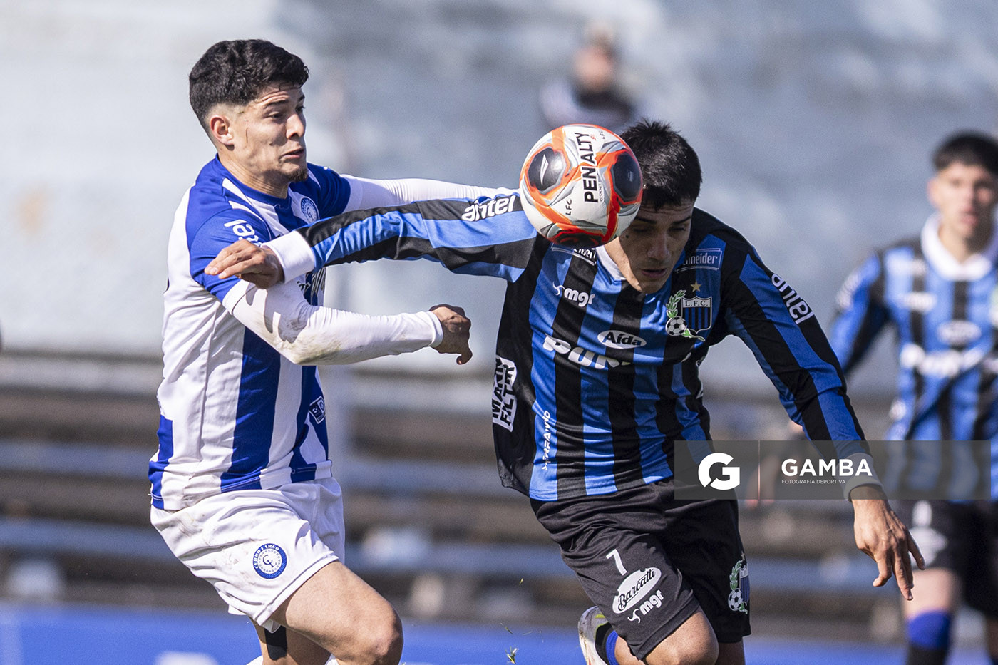 Nicolás Vallejo, de Liverpool. Torneo Intermedio. Estadio Belvedere.