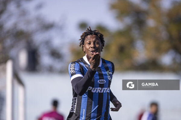 Abel Hernández, de Liverpool. Torneo Intermedio. Estadio Belvedere.