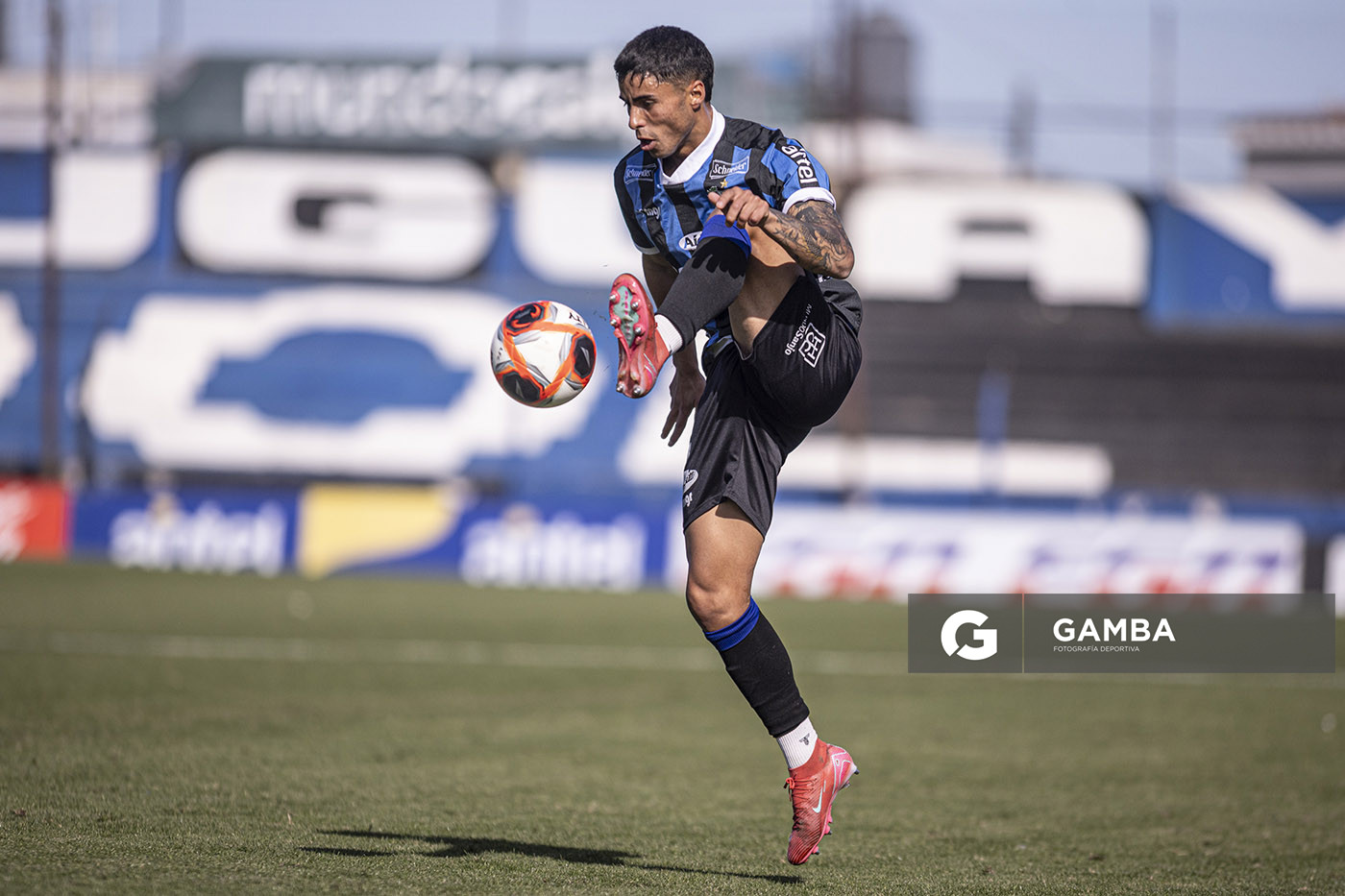 Agustín Cayetano, de Liverpool. Torneo Intermedio. Estadio Belvedere.