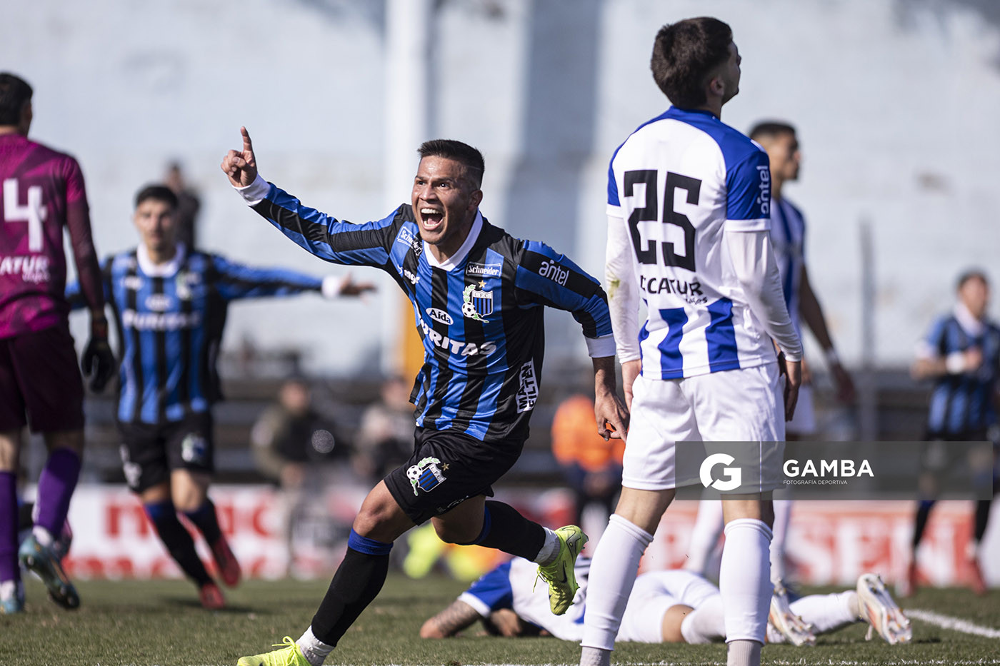 Hugo Quintana, de Liverpool. Torneo Intermedio. Estadio Belvedere.