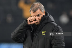 Diego Aguirre, director técnico de Peñarol. Torneo Intermedio. Estadio Campeón del Siglo.