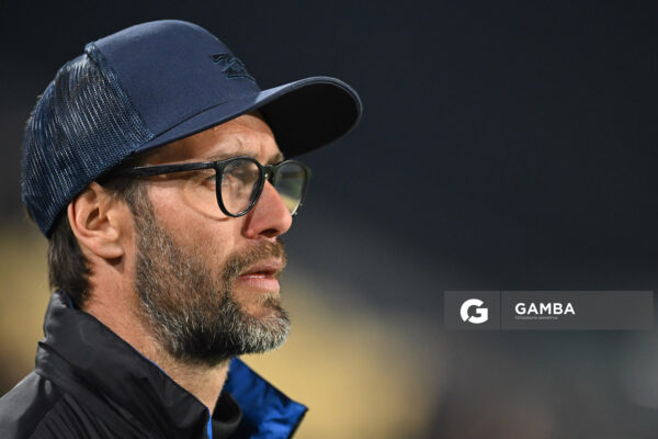 Ignacio Ithurralde, director técnico de Defensor Sporting. Torneo Intermedio. Estadio Campeón del Siglo.