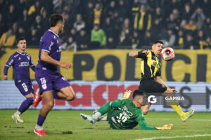 Maximiliano Silvera, de Peñarol. Torneo Intermedio. Estadio Campeón del Siglo.