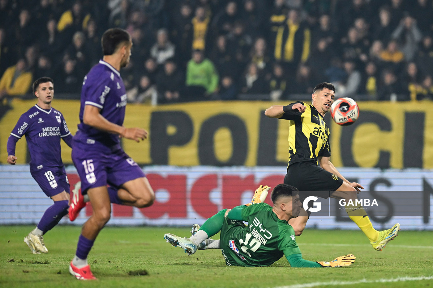 Maximiliano Silvera, de Peñarol. Torneo Intermedio. Estadio Campeón del Siglo.