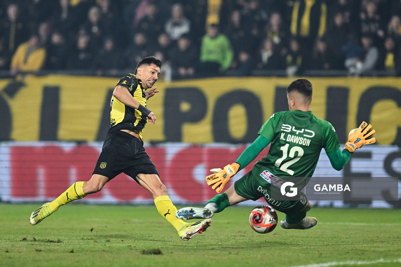 Maximiliano Silvera, de Peñarol. Torneo Intermedio. Estadio Campeón del Siglo.