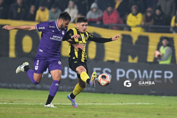 Ignacio Sosa, de Peñarol. Torneo Intermedio. Estadio Campeón del Siglo.