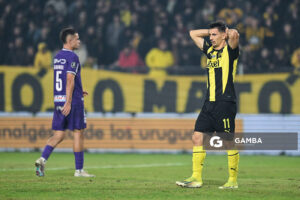 Maximiliano Silvera, de Peñarol. Torneo Intermedio. Estadio Campeón del Siglo.