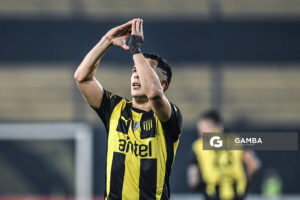 Leonardo Fernández, de Peñarol. Torneo Intermedio. Estadio Campeón del Siglo.