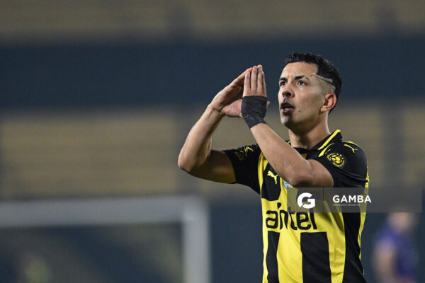 Leonardo Fernández, de Peñarol. Torneo Intermedio. Estadio Campeón del Siglo.