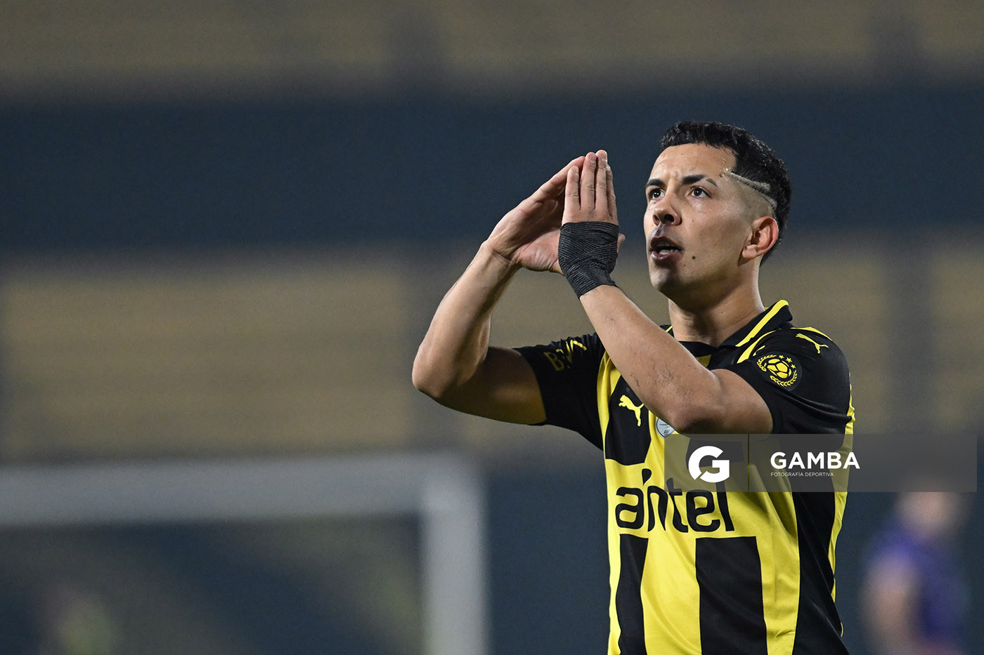 Leonardo Fernández, de Peñarol. Torneo Intermedio. Estadio Campeón del Siglo.