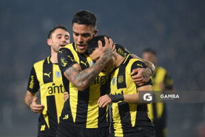 Leonardo Fernández, de Peñarol. Torneo Intermedio. Estadio Campeón del Siglo.