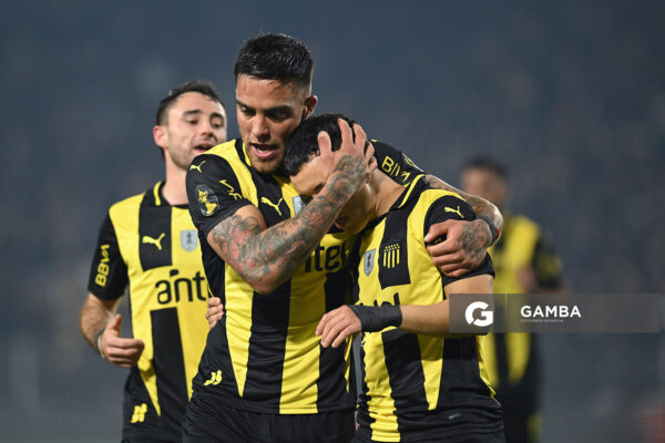 Leonardo Fernández, de Peñarol. Torneo Intermedio. Estadio Campeón del Siglo.