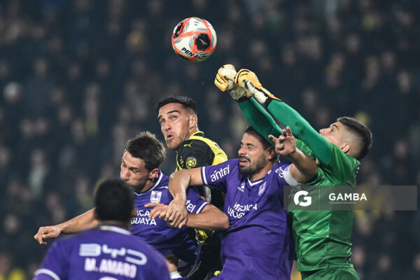 Kevin Dawson, golero de Defensor Sporting. Torneo Intermedio. Estadio Campeón del Siglo.